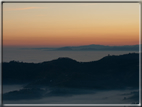 foto Colline nella nebbia al Tramonto